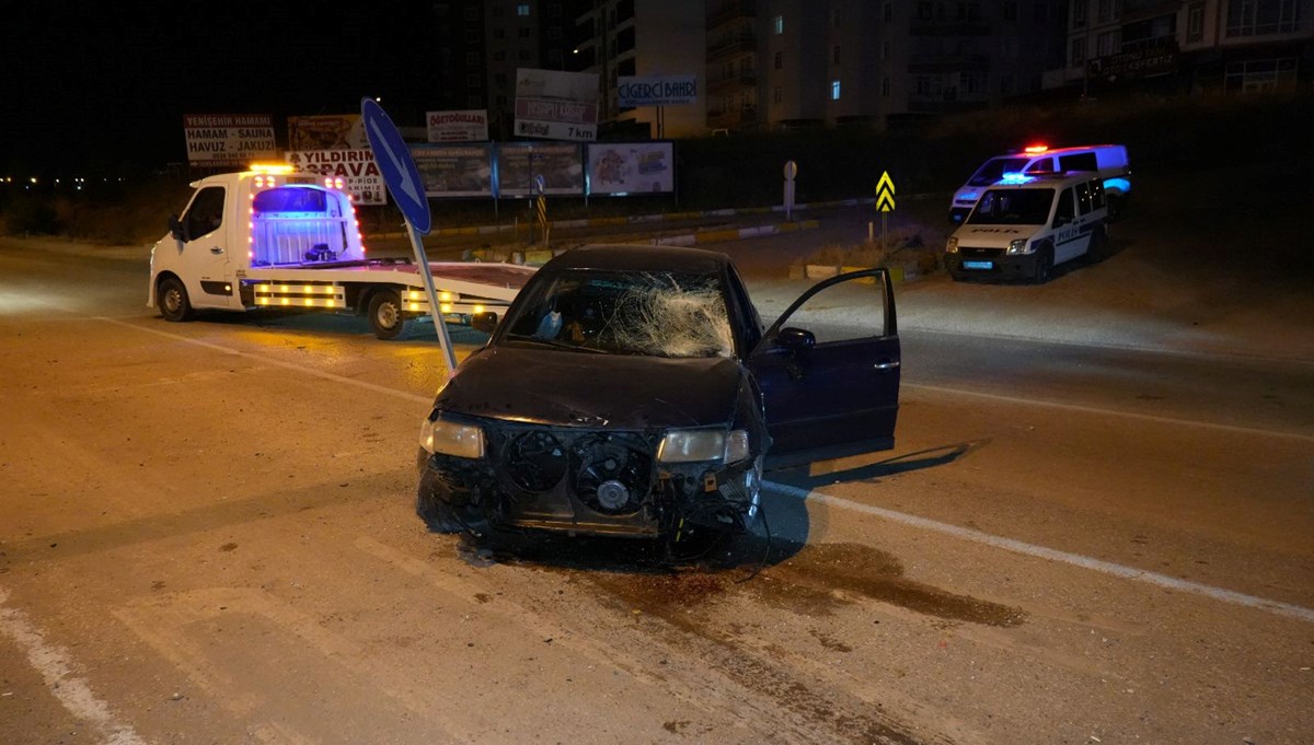 Refüje çarpan otomobil metrelerce sürüklendi: 2 yaralı