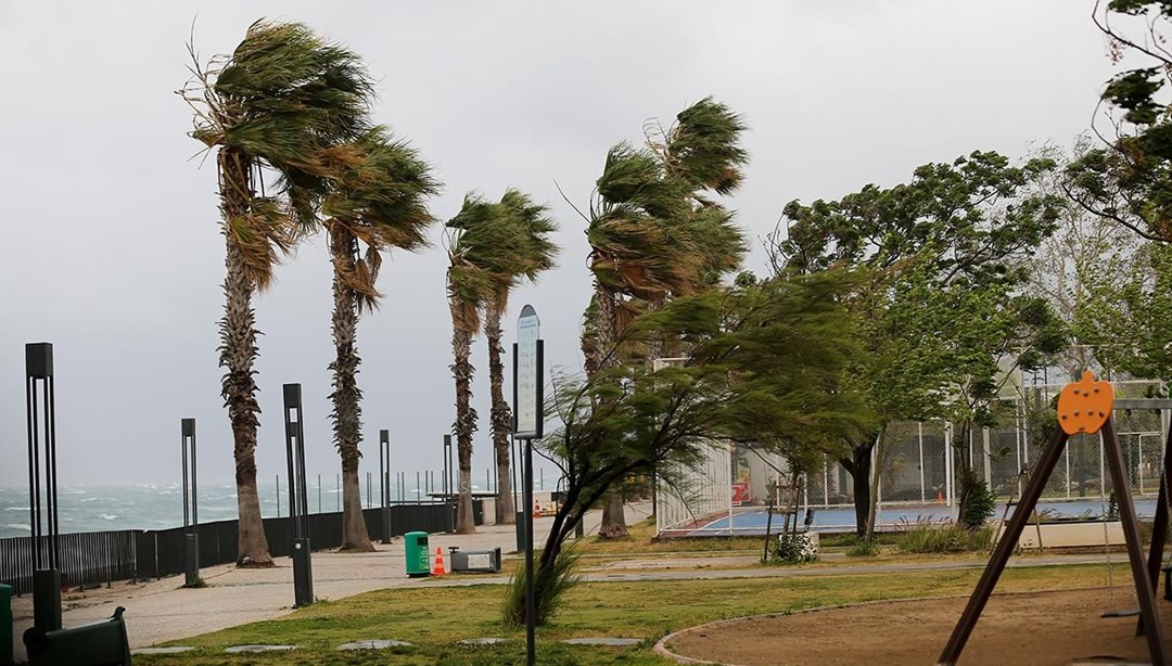 Antalya'da fırtına ve sağanak: Rüzgarın hızı 118 kilometreye ulaştı