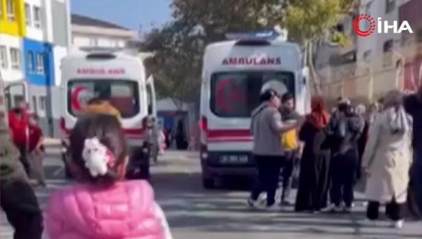 Okul kapısında oyun kötü bitti: Dört öğrenci yaralı, birinin durumu ağır