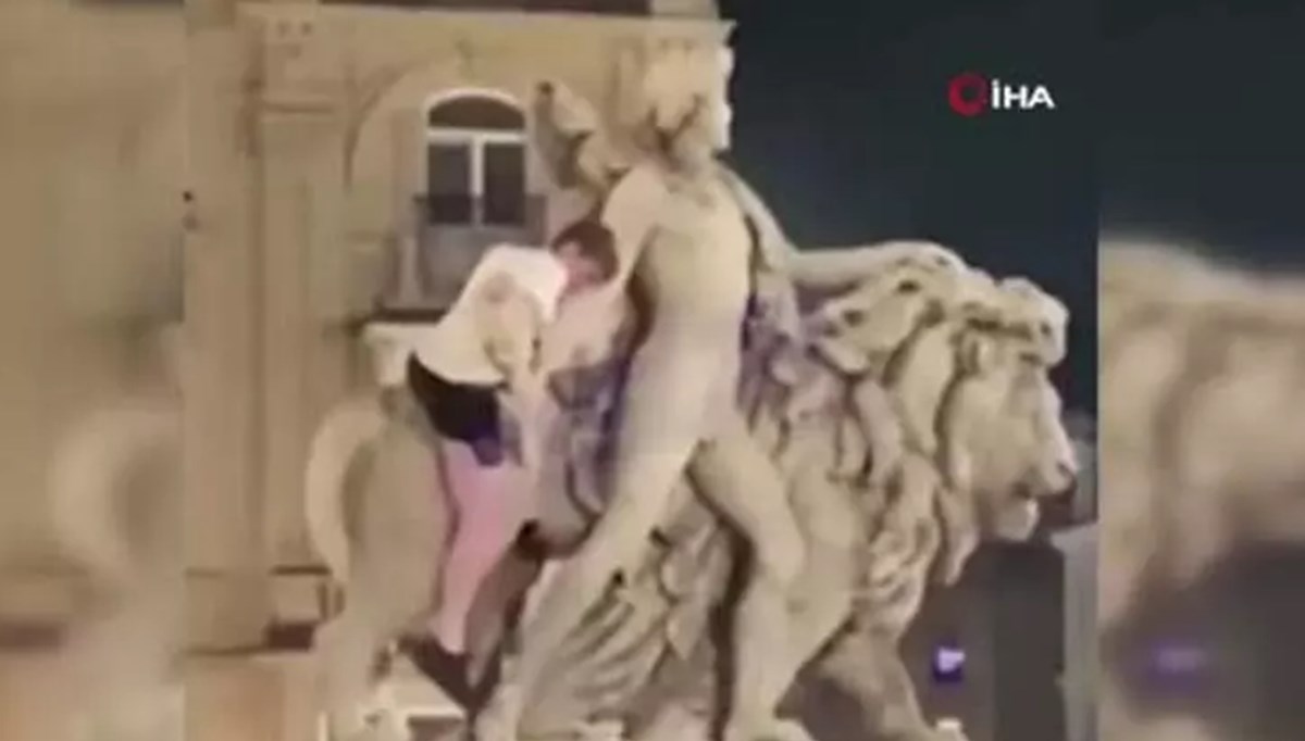 Belçika'da bir turist tırmandığı heykelin kolunu kırdı Belçika'da bir turist tırmandığı heykelin kolunu kırdı