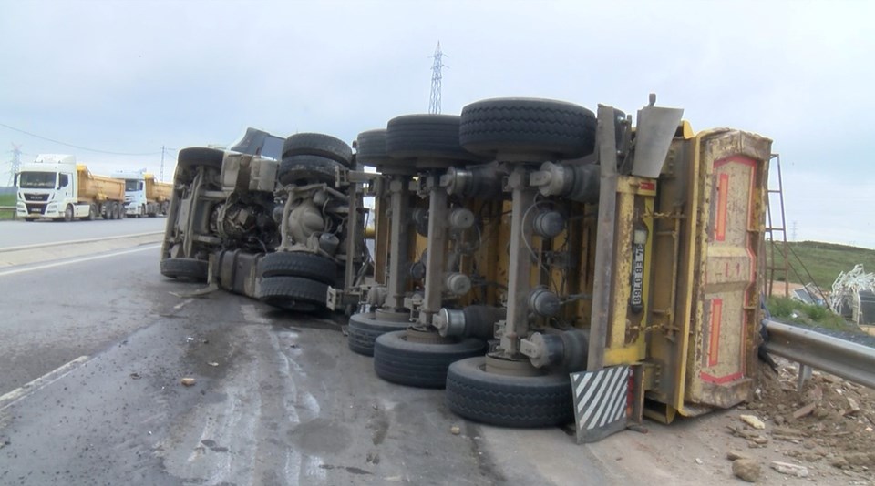 Tuzla'da hafriyat kamyonu devrildi - 1