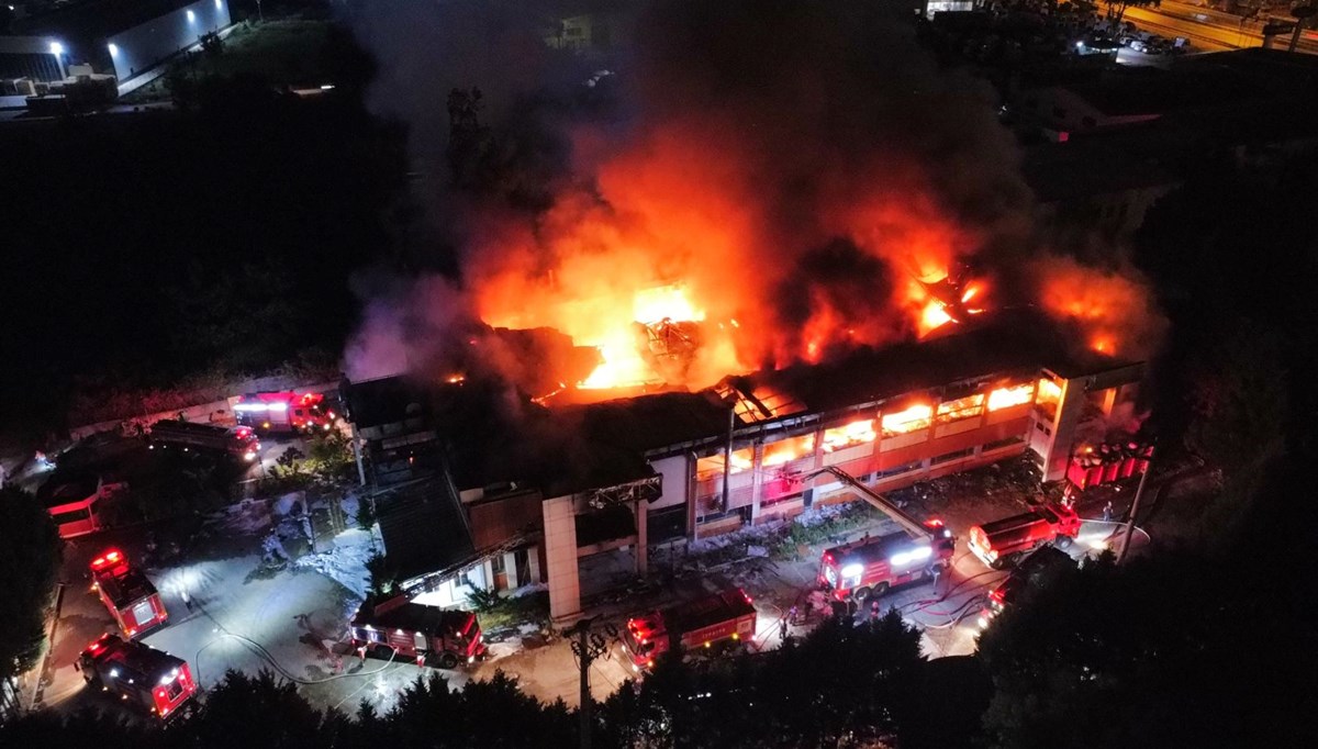 Sakarya'da fabrika yangını: Alevler geceyi aydınlattı