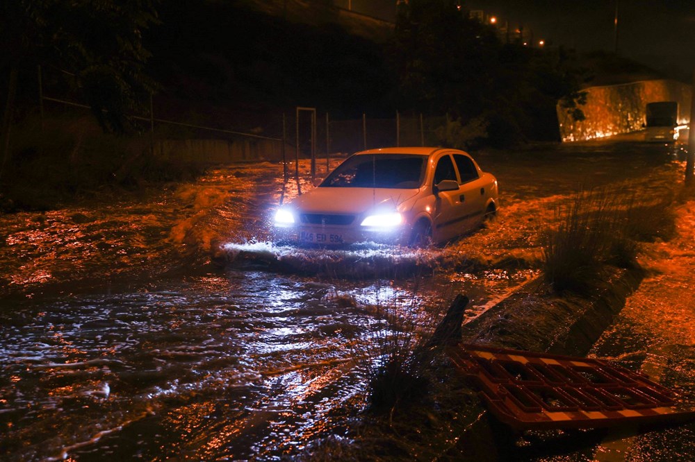 İstanbul'u sağanak vurdu: Ev ve iş yerlerini su bastı, sele kapılan 2 kişi hayatını kaybetti - 43