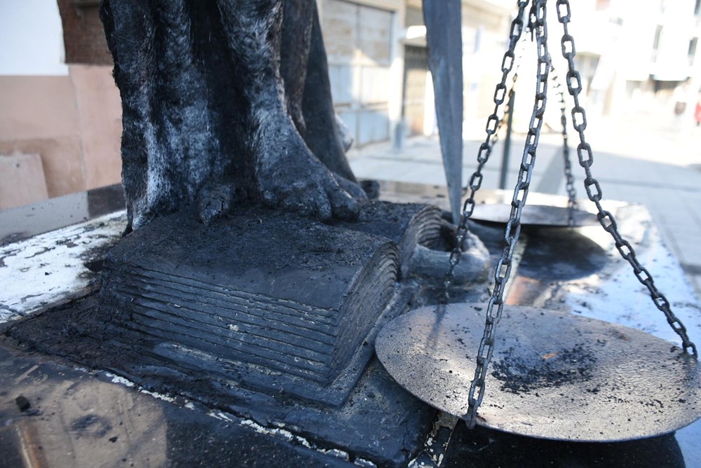 Edirne'nin Uzunköprü ilçesinde Adalet Anıtı ateşe verildi: 1 kişi tutuklandı - 6