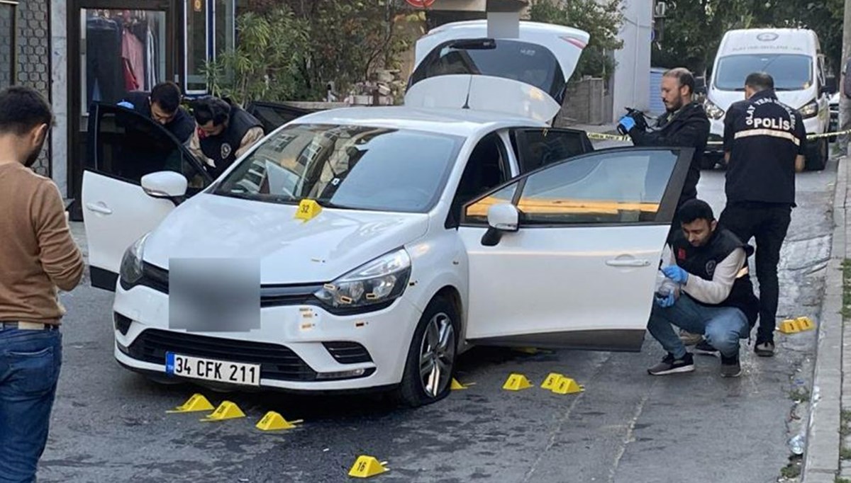 İstanbul’da maskeli saldırganlardan seyir halindeki araca çapraz ateş İstanbul’da maskeli saldırganlardan seyir halindeki araca çapraz ateş