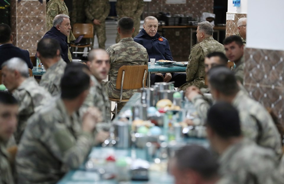 Cumhurbaşkanı Recep Tayyip Erdoğan'dan Hakkari Yüksekova sınırında askerle iftar - 1