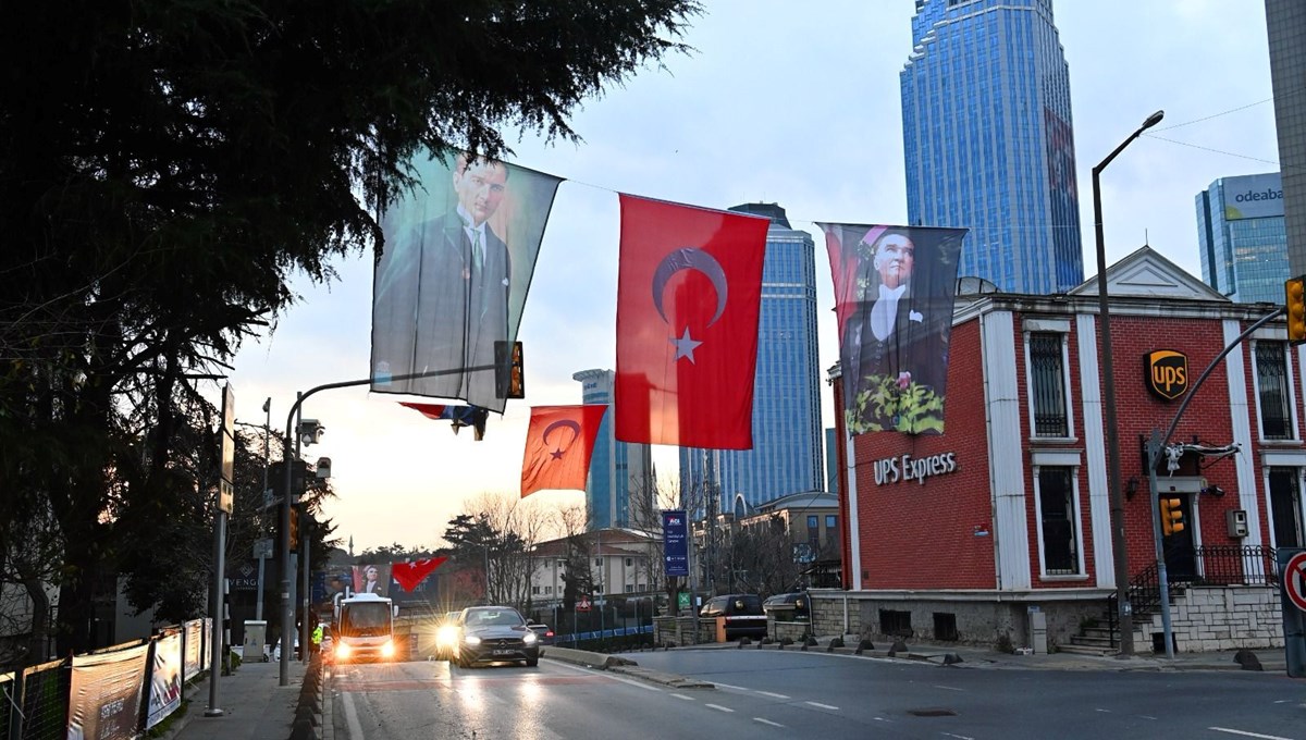 Suudi Arabistan Başkonsolosluğu'nun olduğu sokağa Atatürk, Fahreddin Paşa görselleri ve Türk bayrakları asıldı