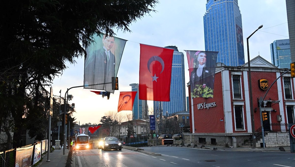 Suudi Arabistan Başkonsolosluğu'nun olduğu sokağa Atatürk, Fahreddin Paşa görselleri ve Türk bayrakları asıldı Suudi Arabistan Başkonsolosluğu'nun olduğu sokağa Atatürk, Fahreddin Paşa görselleri ve Türk bayrakları asıldı