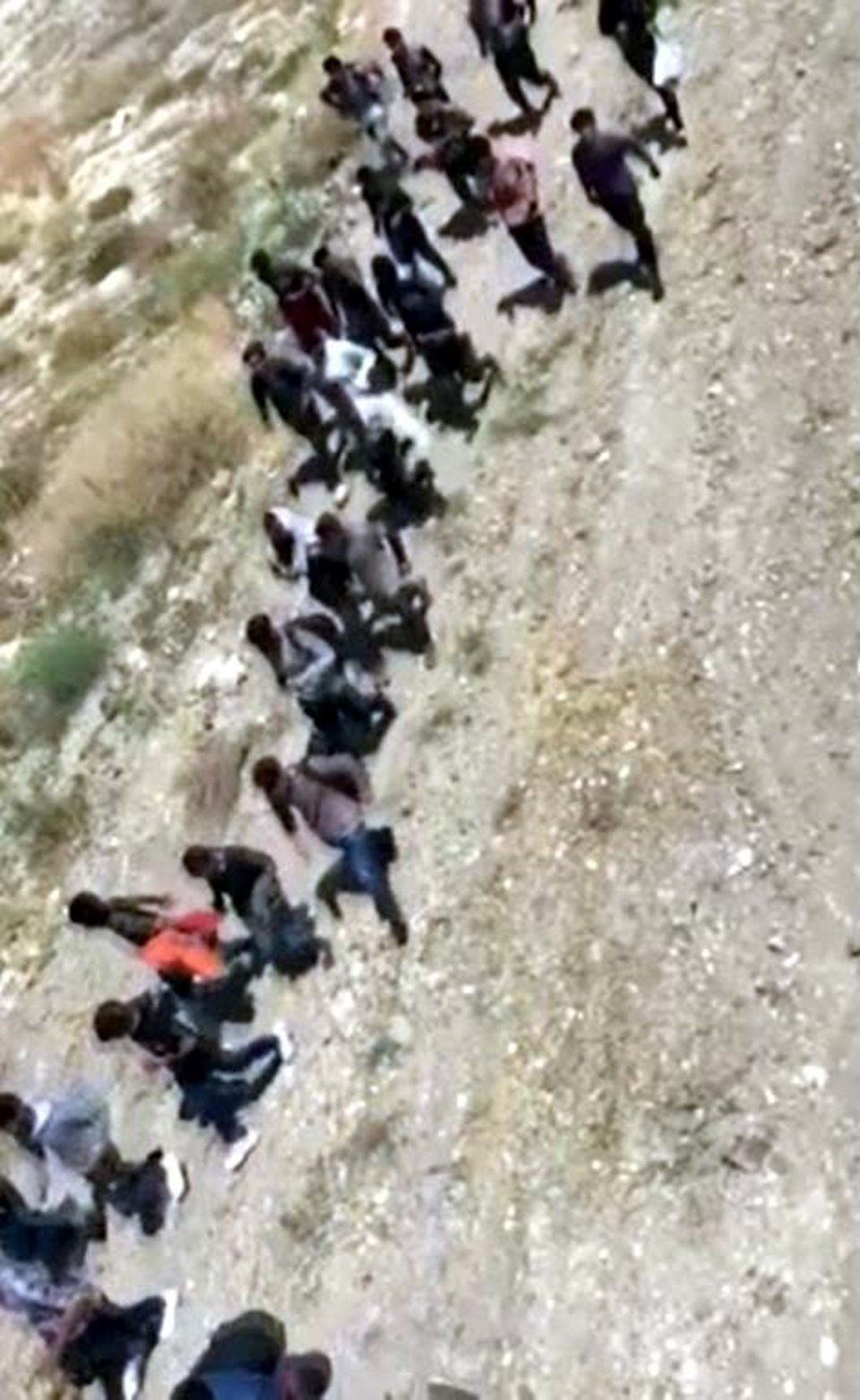 Van'da arazide topluca ilerleyen 113 kaçak göçmen yakalandı - 1