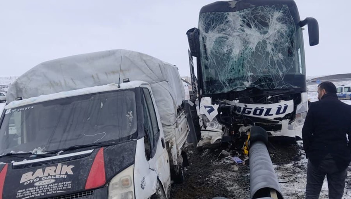 Ağrı'da yolcu otobüsü ile kamyonet çarpıştı: 11 yaralı