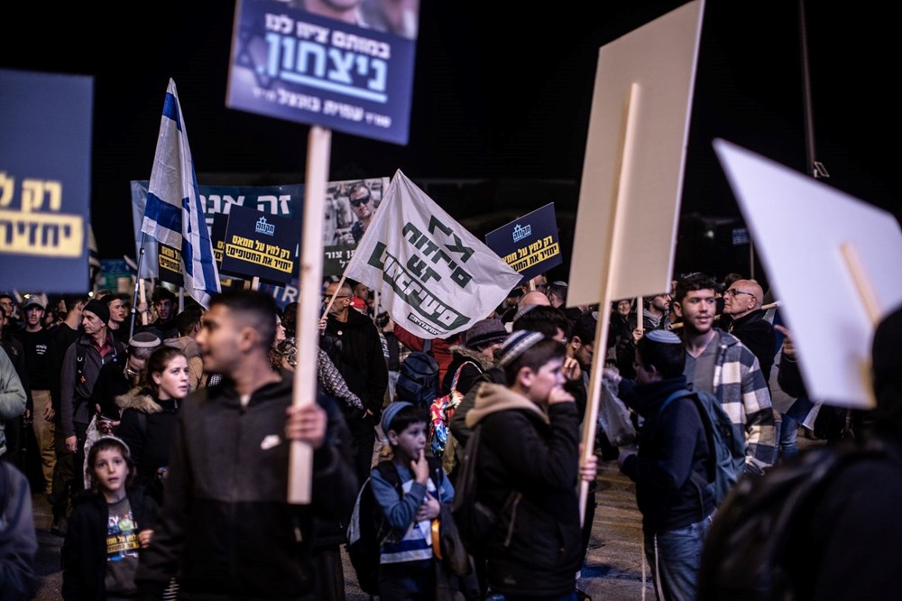 İsrail'de halk ikiye bölündü: Bir tarafta savaş, diğer tarafta barış yanlıları sokaklara çıktı - 4