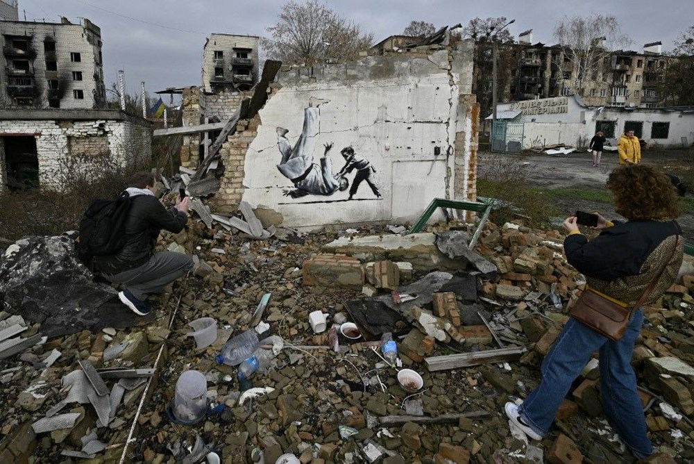Banksy Ukrayna'da başka duvar resimlerinin de olduğunu açıkladı - 3