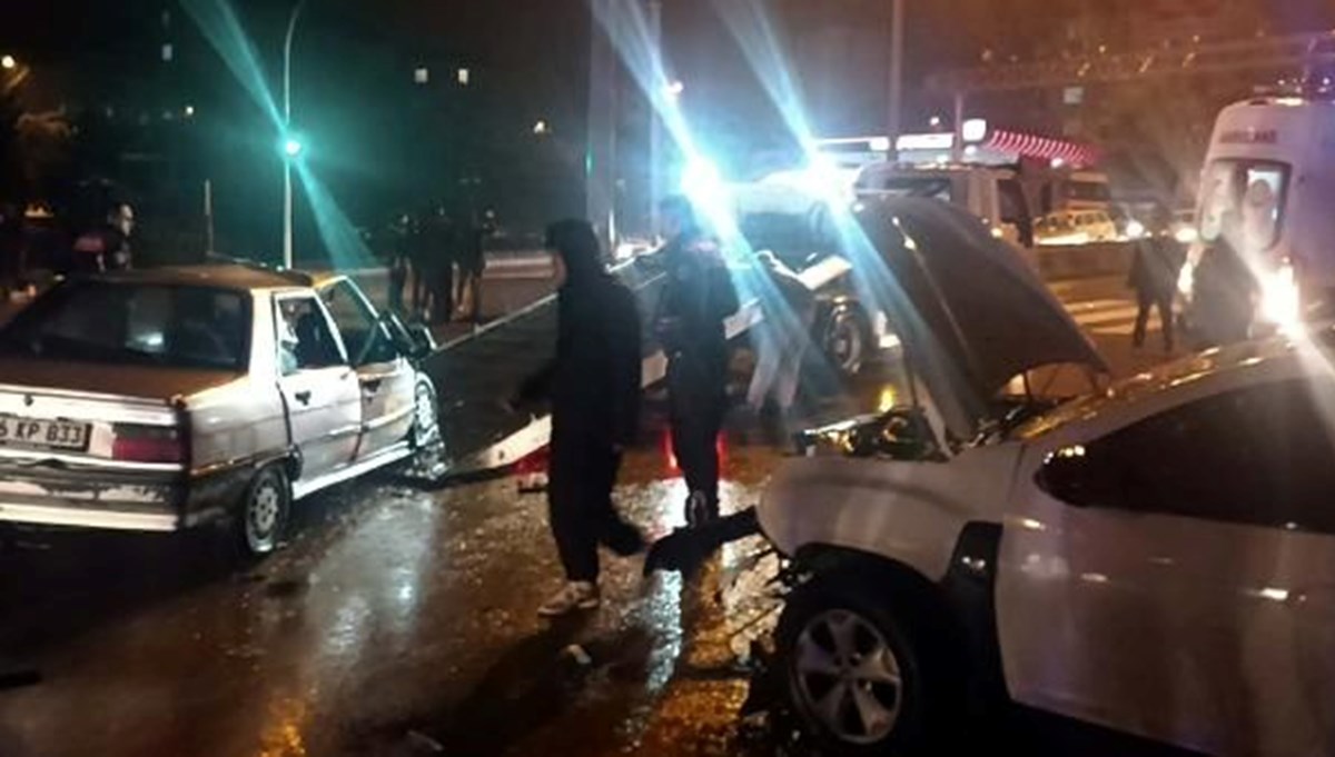 Kırıkkale'de iki otomobil çarpıştı: 9 yaralı Kırıkkale'de iki otomobil çarpıştı: 9 yaralı