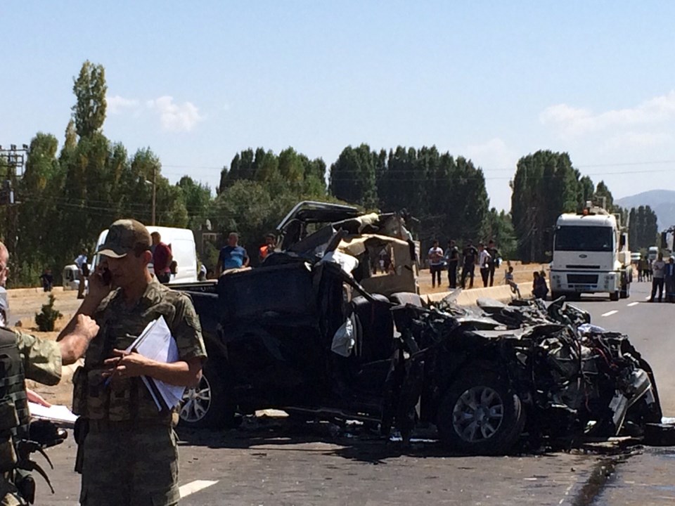 Özel harekat polislerini taşıyan araç kaza yaptı: 2 şehit - 2