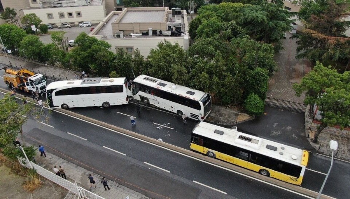 Üsküdar'da İETT otobüsü ile iki tur otobüsü çarpıştı