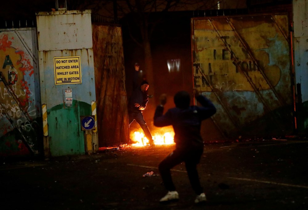 Kuzey İrlanda'da tansiyon yükseliyor (Gösterilerde otobüs ateşe verildi) - 11