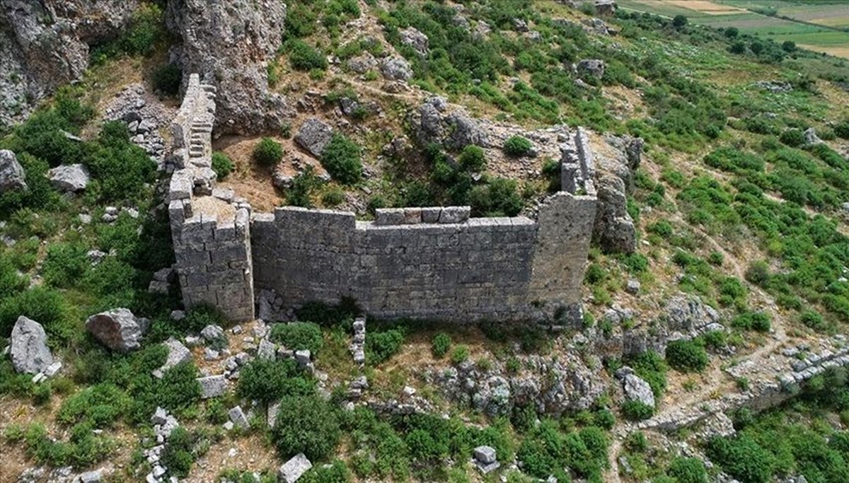 Sillyon Antik Kenti'ndeki 10 bin kişilik stadyum gün yüzüne çıkarılıyor