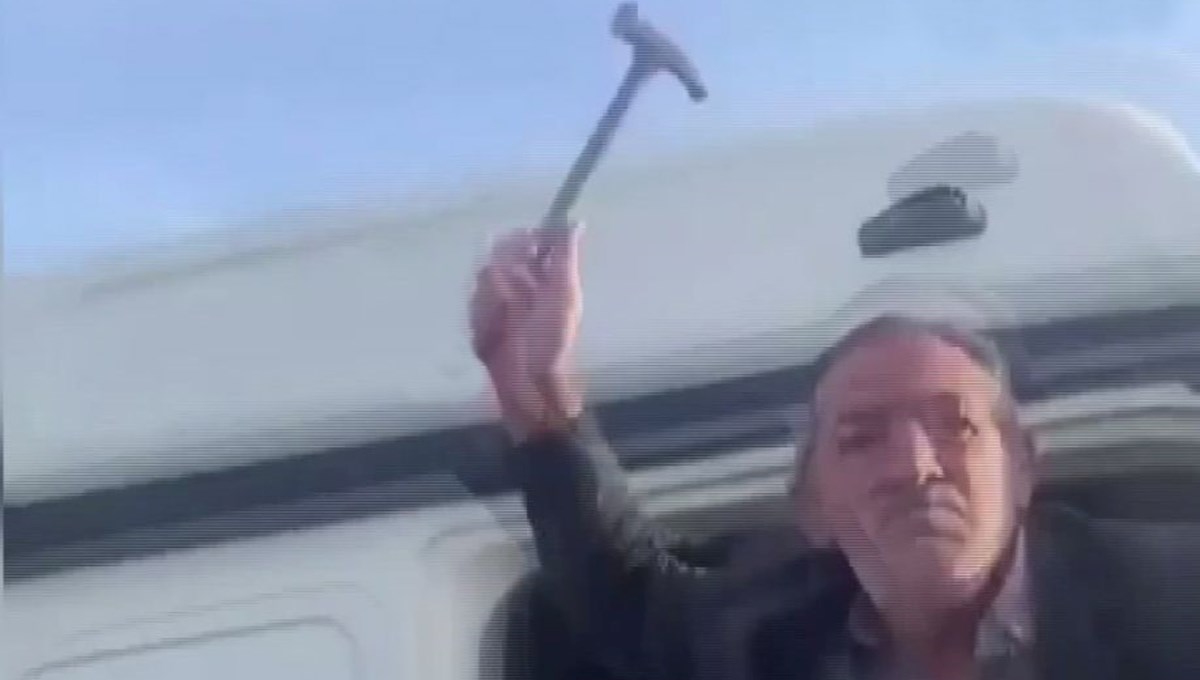 Trafikte çekiçli kavga Trafikte çekiçli kavga