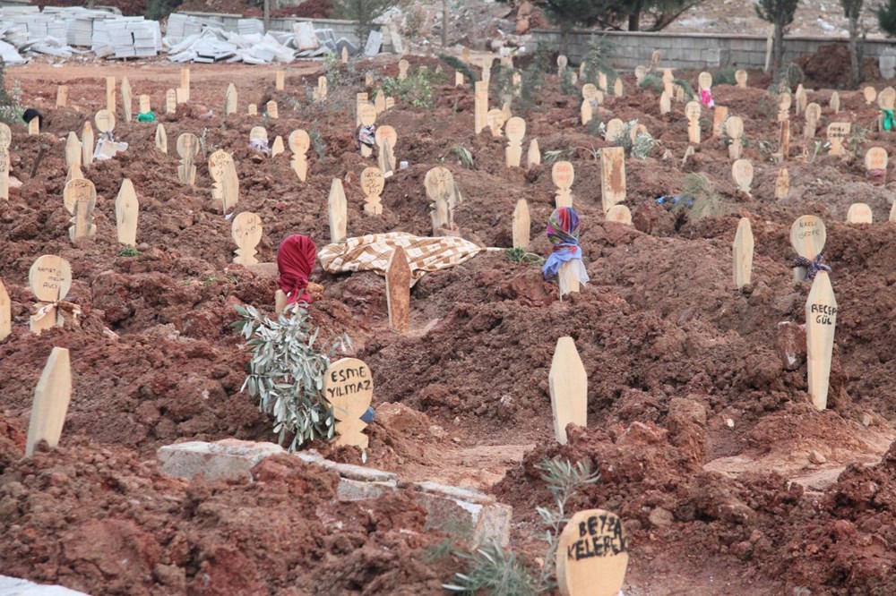 Depremde ölenlerin yarım kalan hikayeleri mezarlara yansıdı - 3