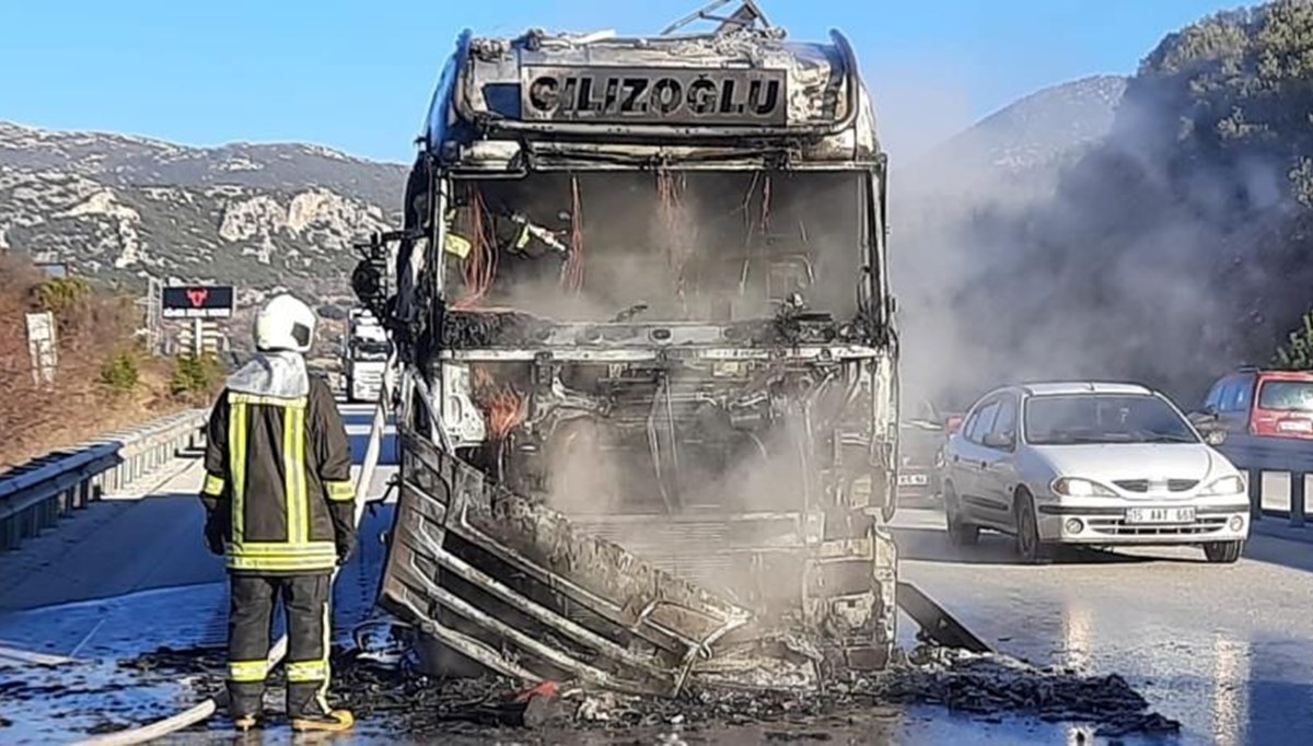Seyir halindeki TIR yandı, Antalya yönüne ulaşım durdu Seyir halindeki TIR yandı, Antalya yönüne ulaşım durdu
