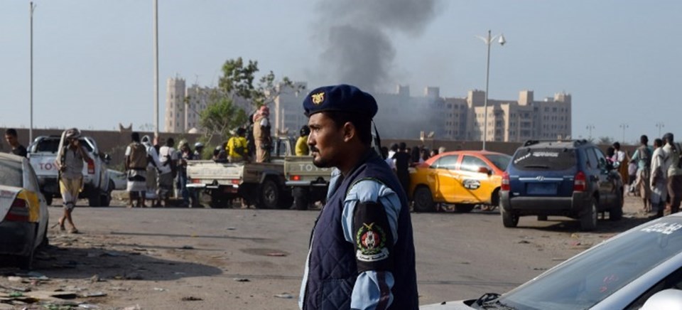 Yemen'de hükümet karargahına füzeli saldırı - 1