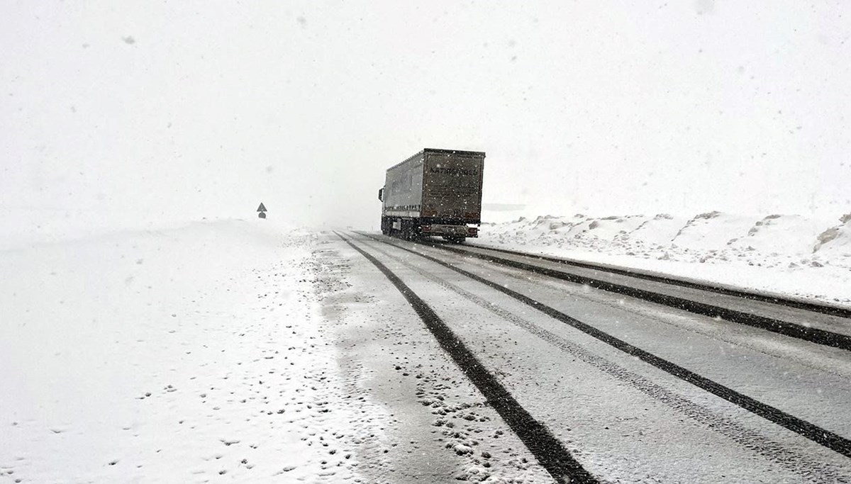 Ardahan-Artvin kara yolu ağır tonajlı araç geçişine kapatıldı