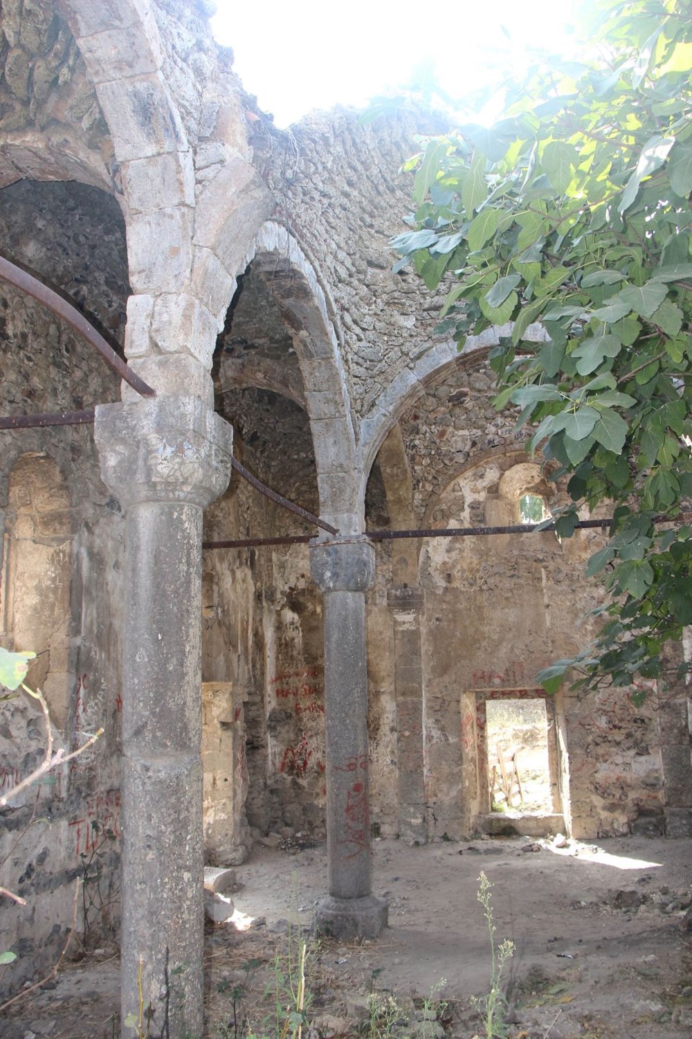 Defineciler tarihi kiliseyi talan etti - 10