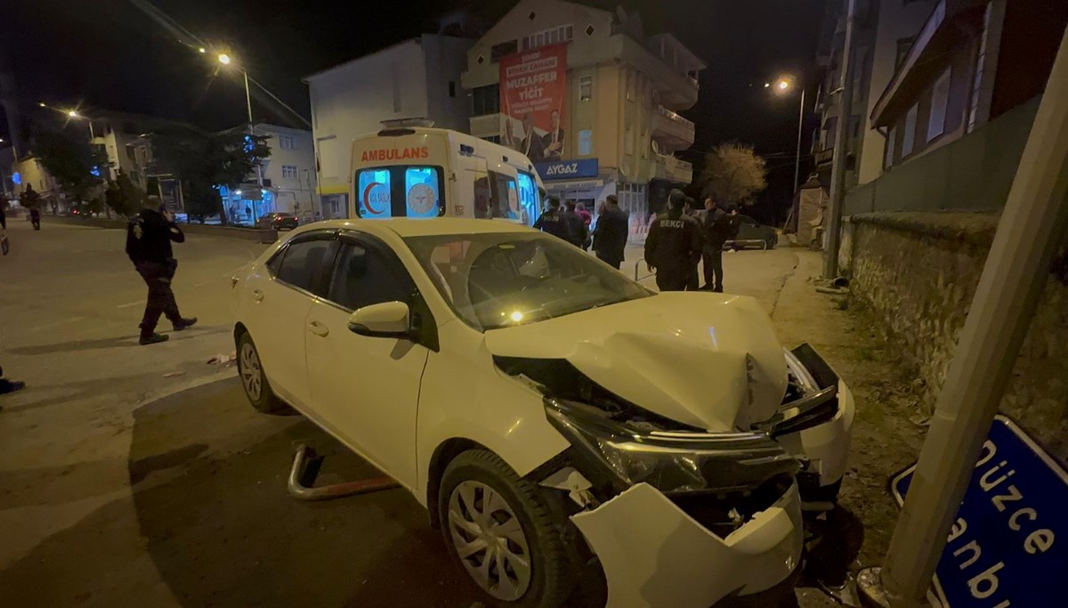 Düzce'de otomobil trafik levhasına çarptı: 2 yaralı