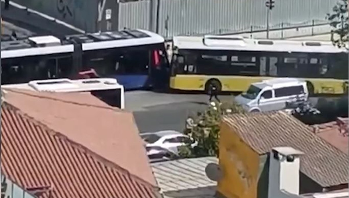 Eminönü'nde İETT otobüsü tramvaya çarptı Eminönü'nde İETT otobüsü tramvaya çarptı