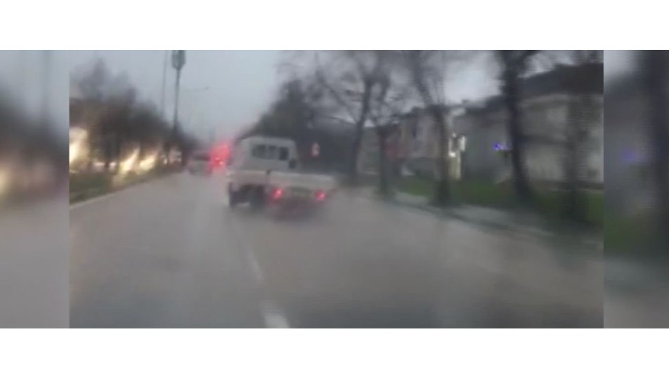 Kamyonet sürücüsü trafikte drift yaptı