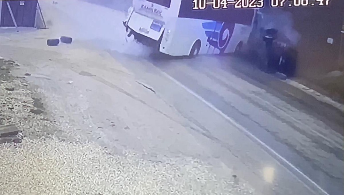 Yolcu otobüsü minibüse çarptı: 12'si jandarma personeli 14 yaralı