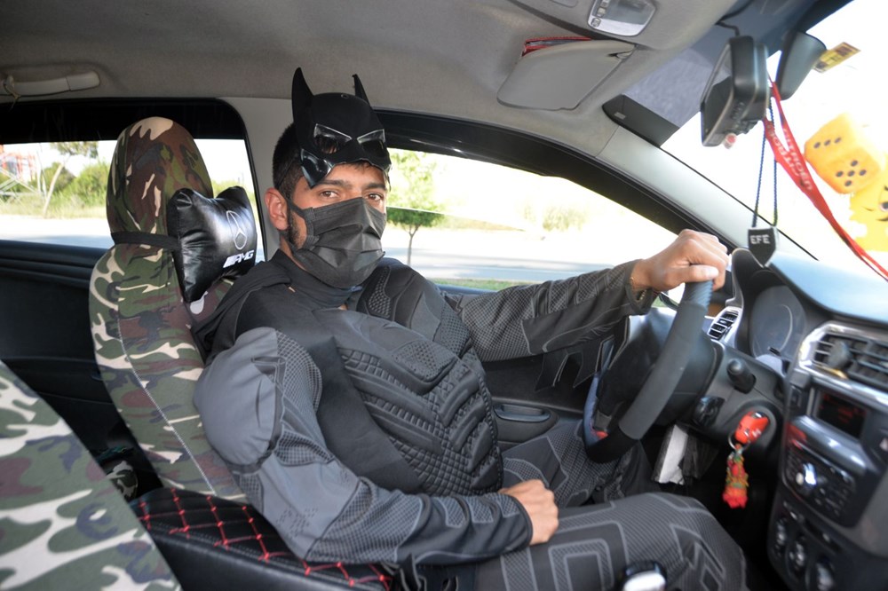 Taksici Batman: Süper kahraman kostümüyle direksiyon başında - 4