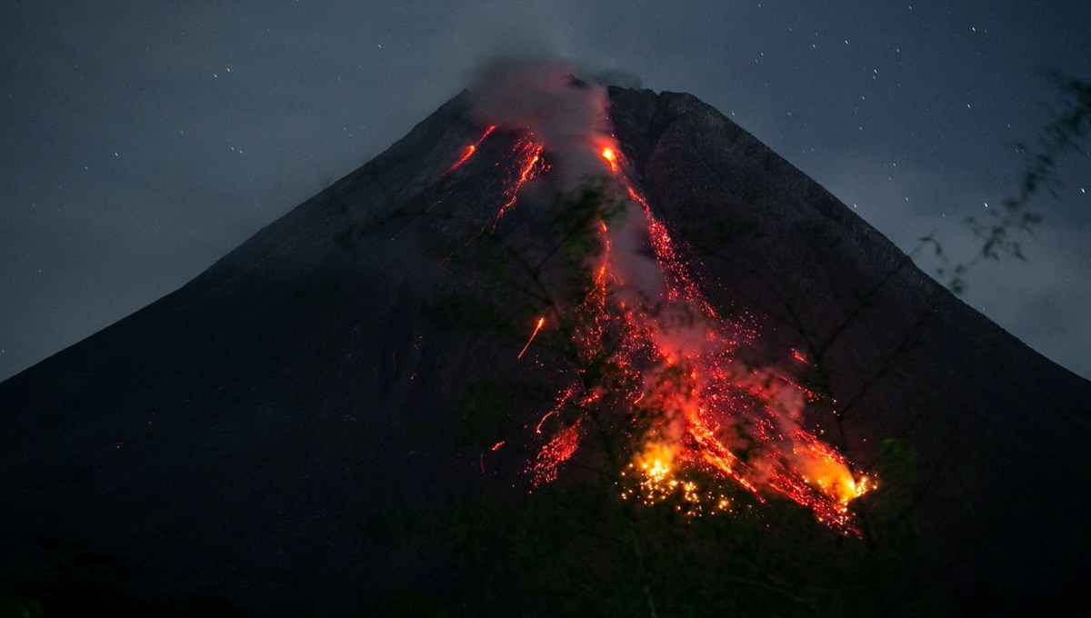 Endonezya'da Merapi Dağı'nda volkanik patlama: Havalimanı kapatıldı