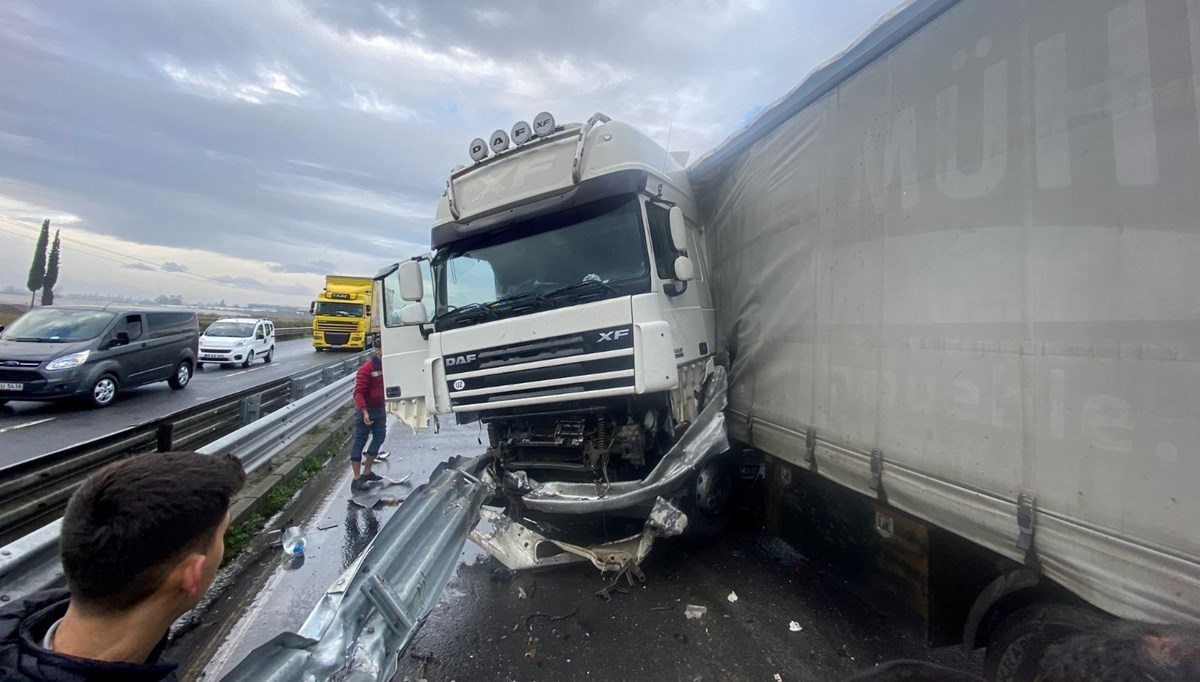 Kontrolden çıkan TIR, ters döndü