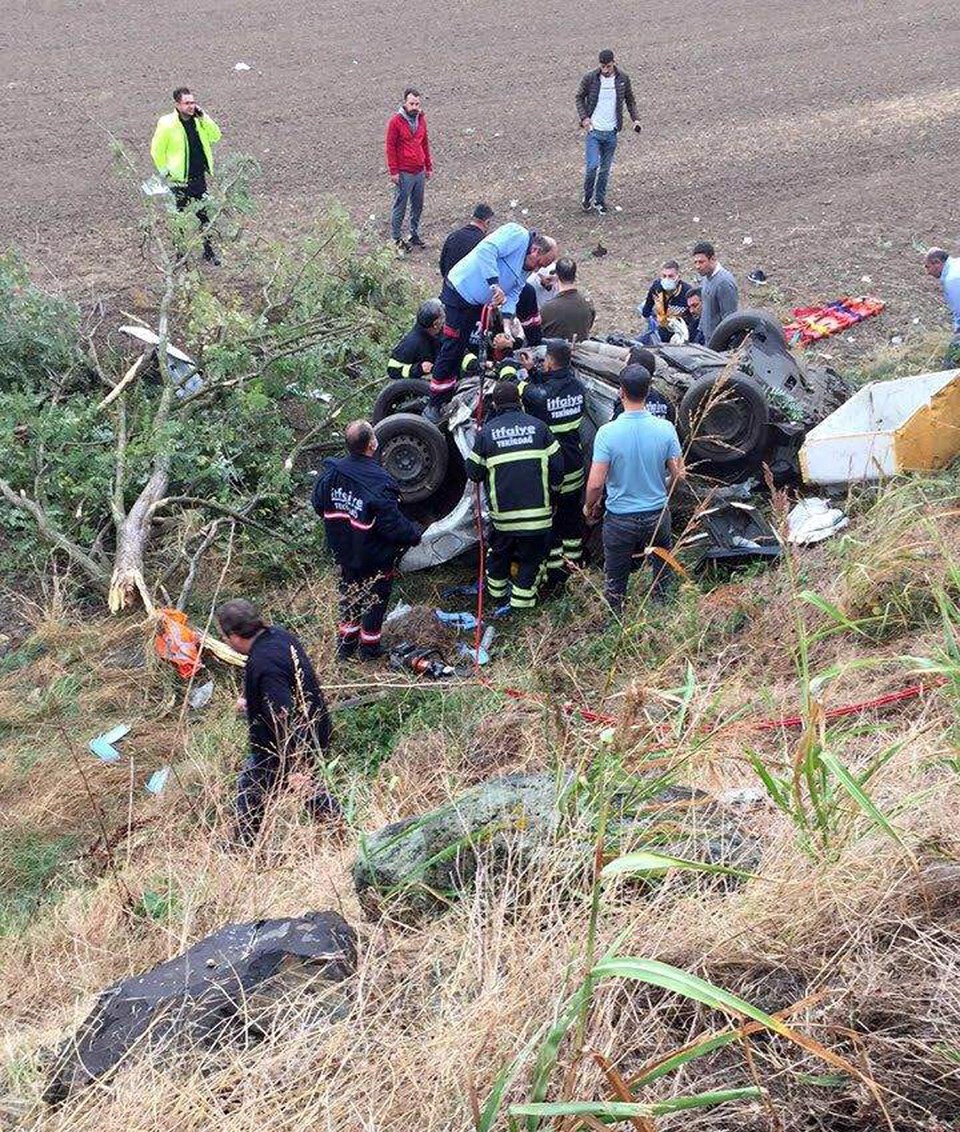 Tekirdağ'da otomobil tarlaya yuvarlandı: 3 ölü - 1