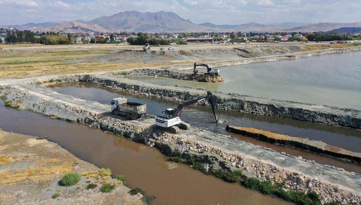 Van Gölü'nden 1 milyon 970 bin metreküp dip çamuru ve balçık çıkarıldı