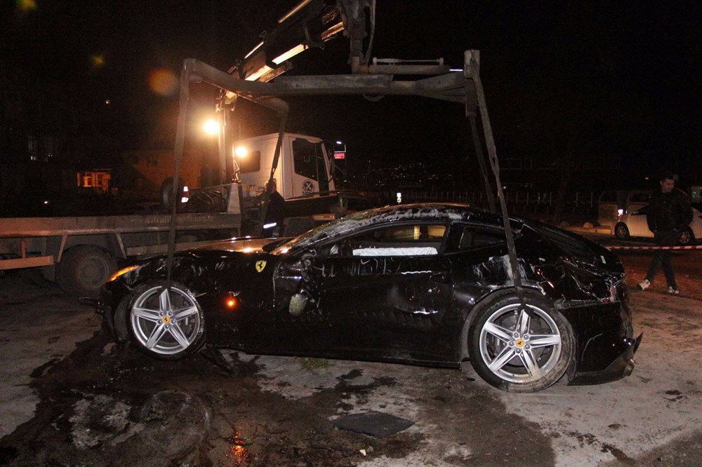 Burak Yılmaz kaza yaptığı Ferrari�nin sahibi belli oldu