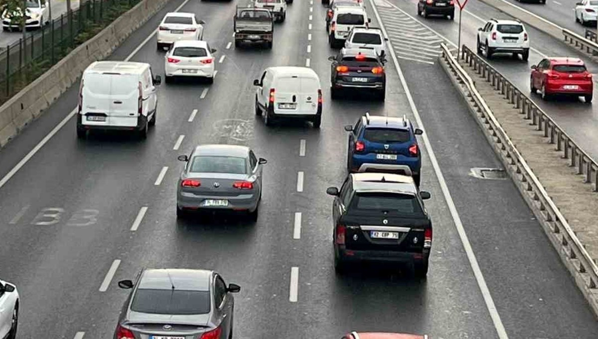 Trafiğe ekimde 185 bin aracın kaydı yapıldı Trafiğe ekimde 185 bin aracın kaydı yapıldı