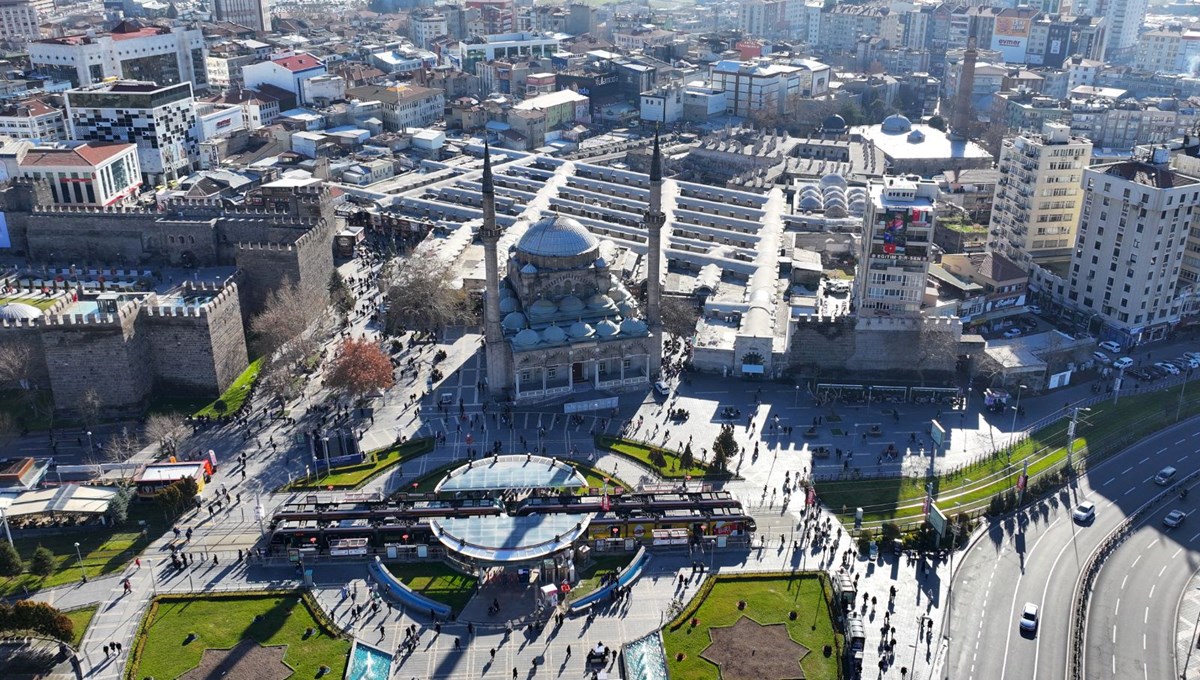 Sekiz asırlık Kapalı Çarşı ziyaretçilerini geçmişe götürüyor Sekiz asırlık Kapalı Çarşı ziyaretçilerini geçmişe götürüyor