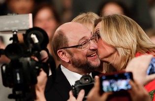 almanya da en buyuk eyaletin basbakani