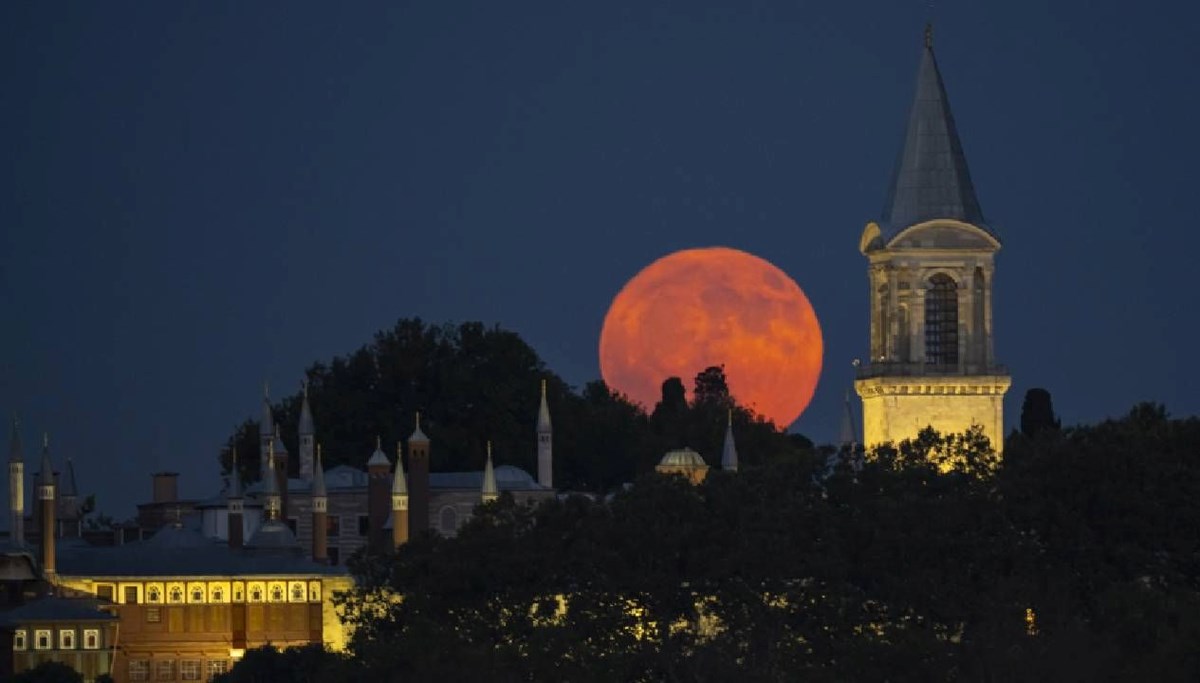 Mevsimin ilk dolunayı büyüledi