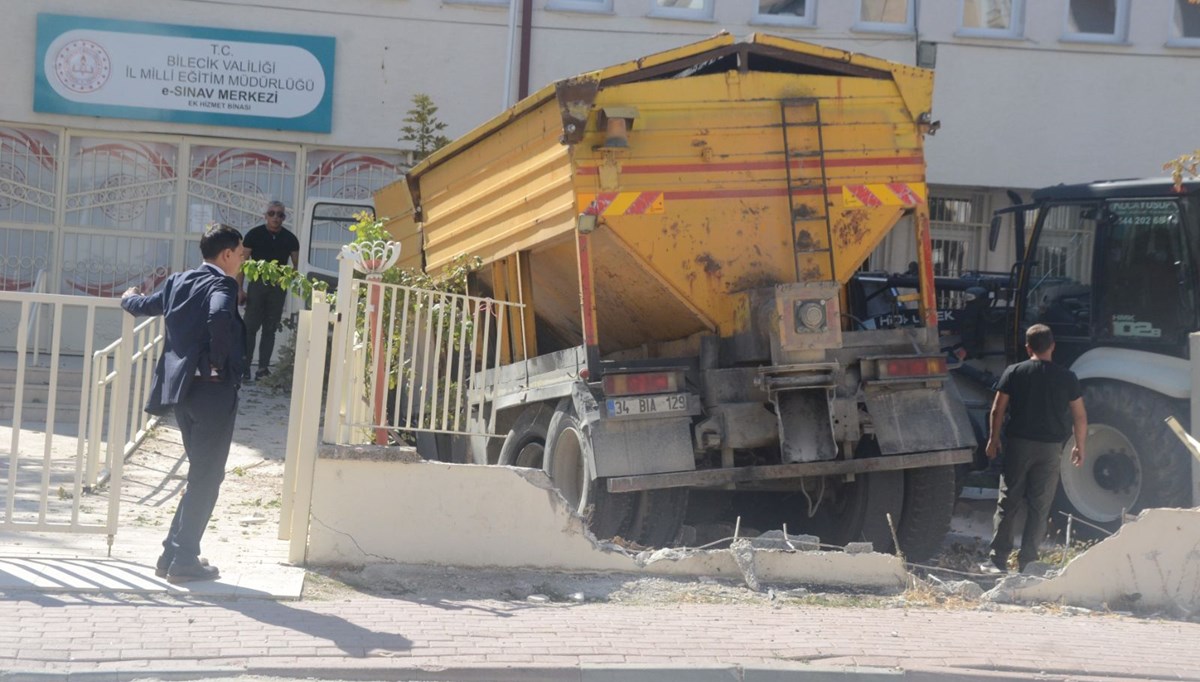 Freni tutmayan kamyon E-Sınav Merkezi bahçesine daldı