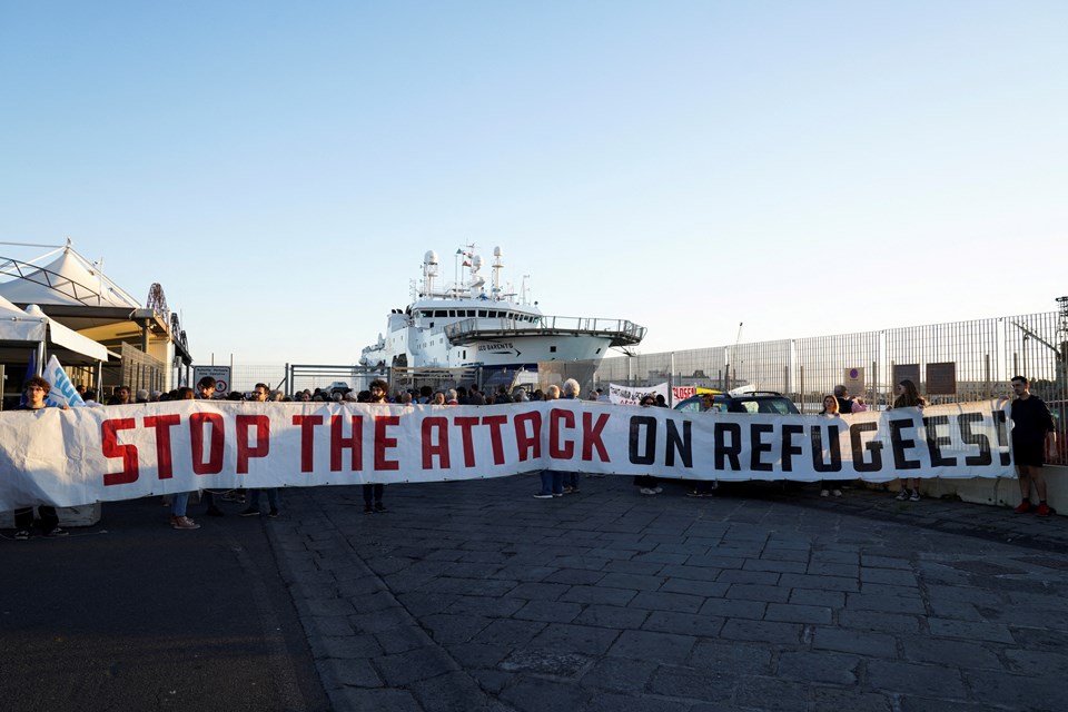 İtalya, STK gemilerinden inmelerine izin vermediği göçmenlere yeşil ışık yaktı - 1