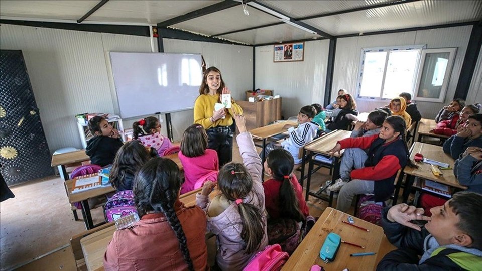 Deprem bölgesindeki 1168 öğretmen için ders zili konteynerlerde çalıyor - 1