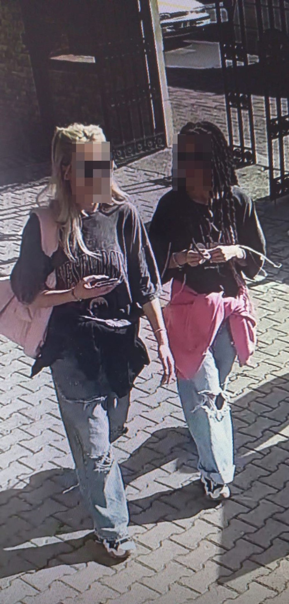 Mezarlıktaki görüntüler tepki çekmişti: Kıyafetlerini içerde değiştirmişler - 3