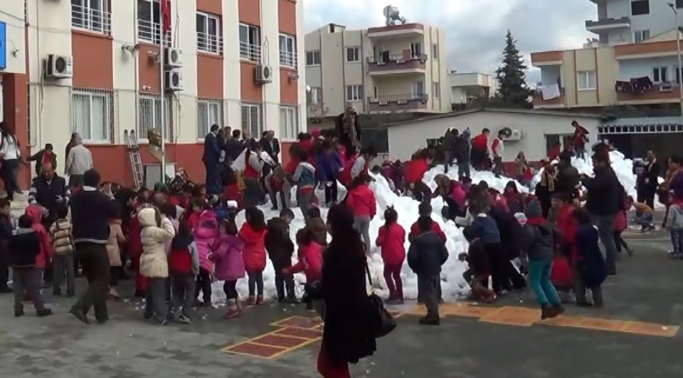 Belediye okul bahçesine kar kamyonla kar getirdi - 1