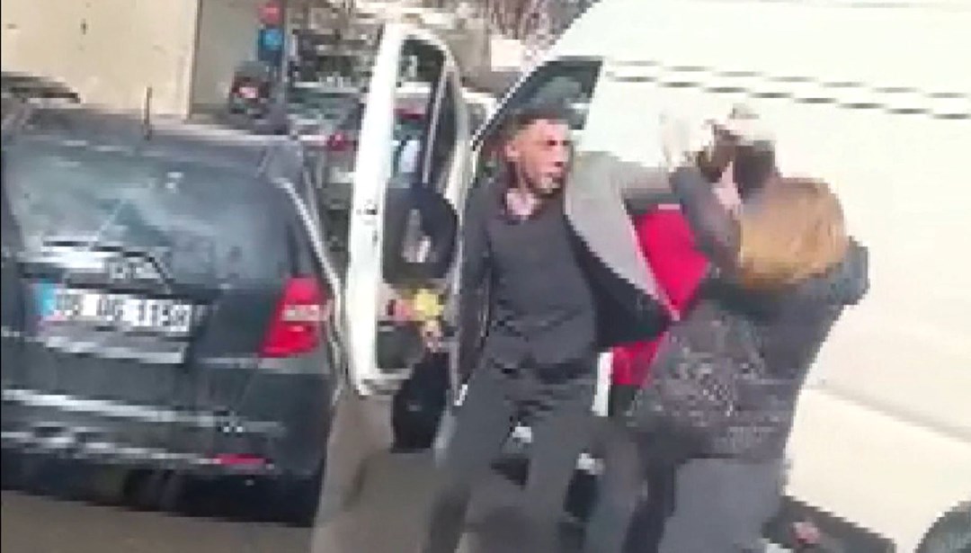 İstanbul trafiğinde kavga: Aracından inip diğer sürücüye saldırdı