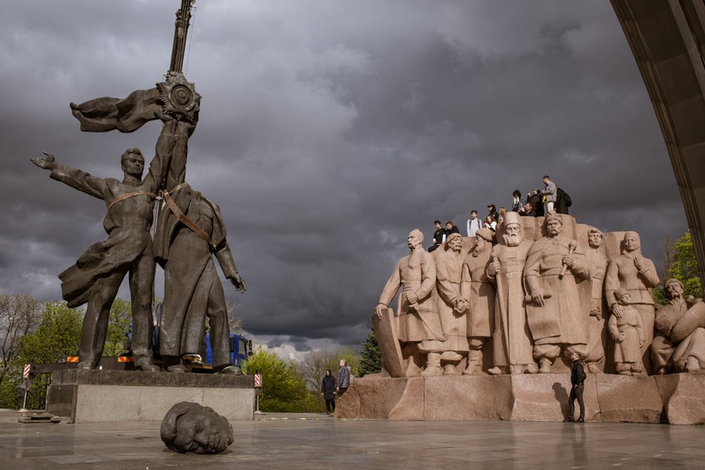 Kiev’de bulunan Rusya-Ukrayna Dostluk Anıtı yıkıldı - 1