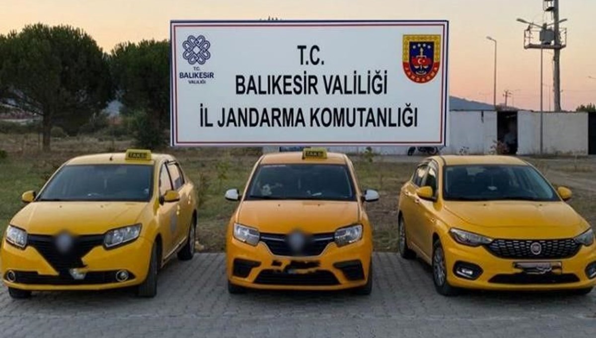 Ayvalık’ta taksici kılığındaki göçmen kaçakçıları yakalandı