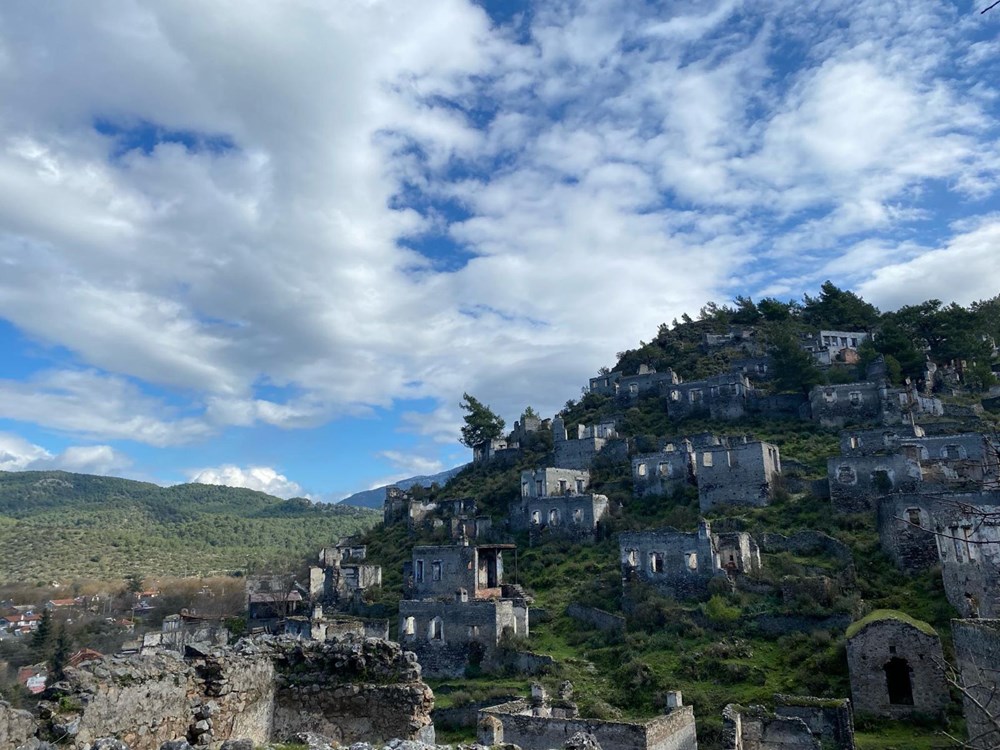 Despite the pandemic, the 'ghost village' is a tourist attraction - 21